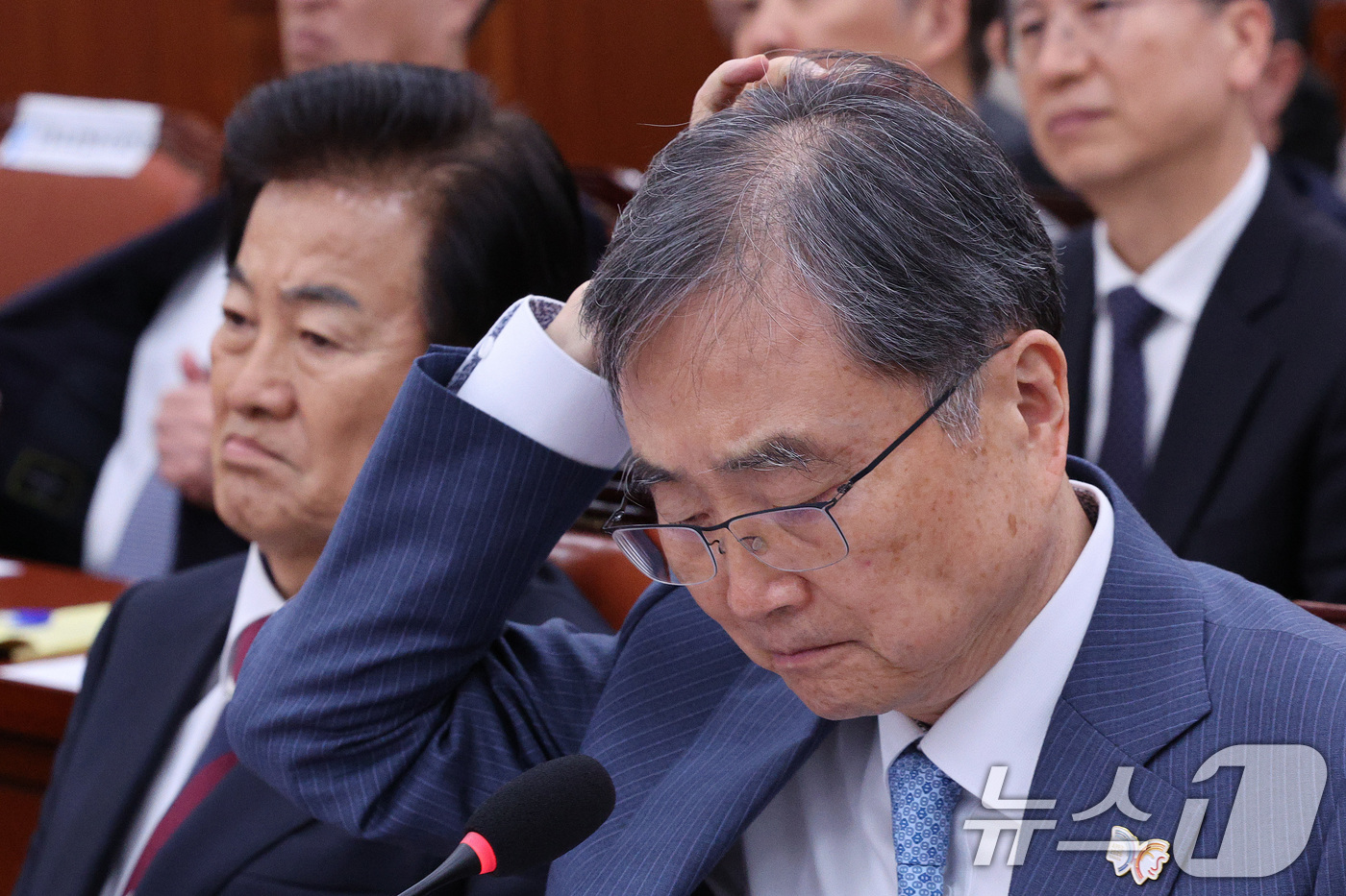 (서울=뉴스1) 신웅수 기자 = 조현 외교부 장관이 28일 서울 여의도 국회 외교통일위원회에서 열린 외교부·통일부 등에 대한 종합감사에서 생각에 잠겨 있다. 2025.10.28/뉴 …