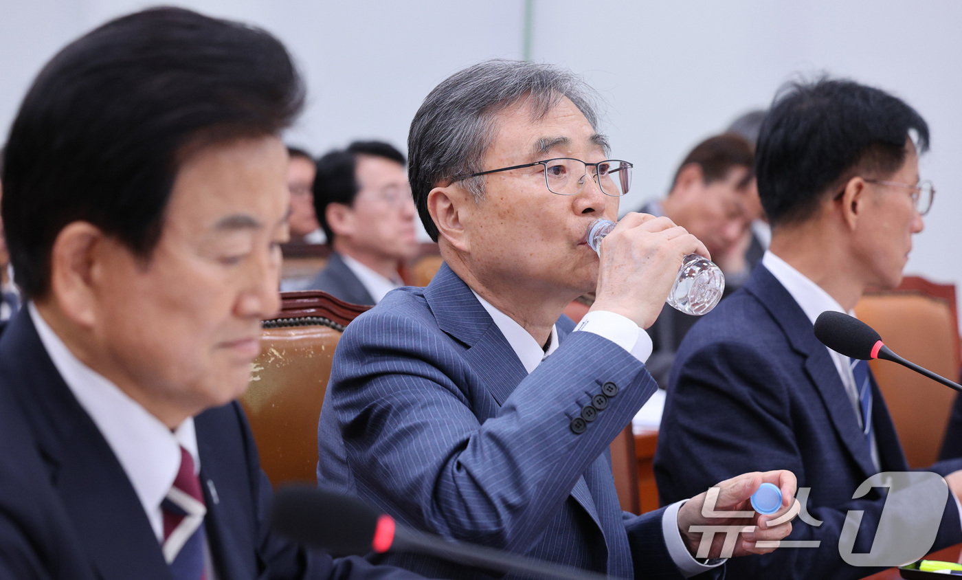 (서울=뉴스1) 신웅수 기자 = 조현 외교부 장관이 28일 서울 여의도 국회 외교통일위원회에서 열린 외교부·통일부 등에 대한 종합감사에서 목을 축이고 있다. 2025.10.28/뉴 …