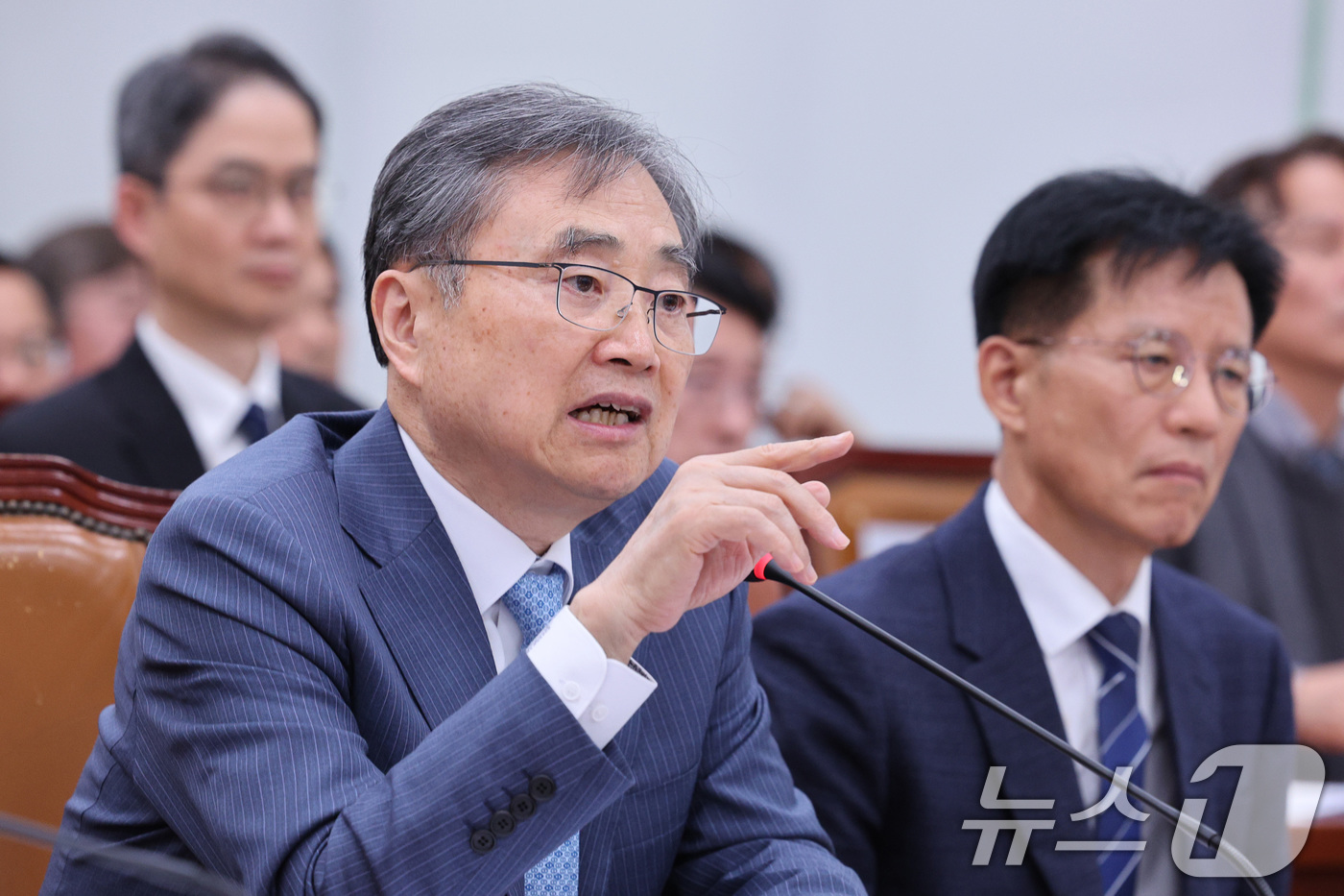 (서울=뉴스1) 신웅수 기자 = 조현 외교부 장관이 28일 서울 여의도 국회 외교통일위원회에서 열린 외교부·통일부 등에 대한 종합감사에서 생각에 잠겨 있다. 2025.10.28/뉴 …