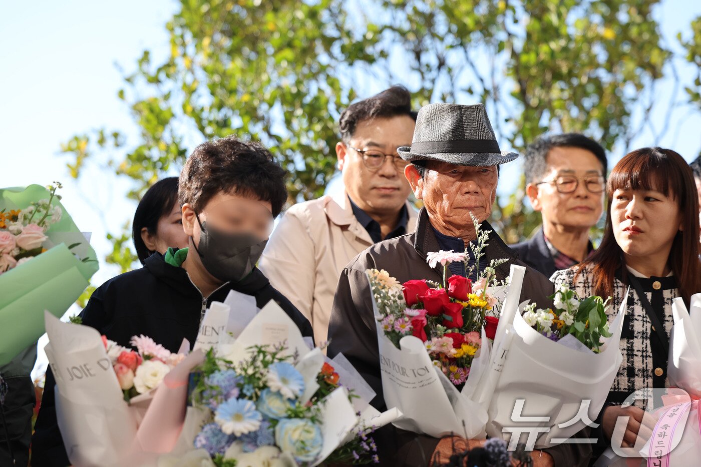 본문 이미지 - 28일 오후 광주고등법원에서 가족과 마을 주민을 살해한 혐의에 대해 재심 재판을 받은 '순천 청산가리 막걸리 살인사건'의 부녀가 16년 만에 '무죄'를 선고받은 후 발언하고 있다. 2025.10.28/뉴스1 ⓒ News1 박지현 기자