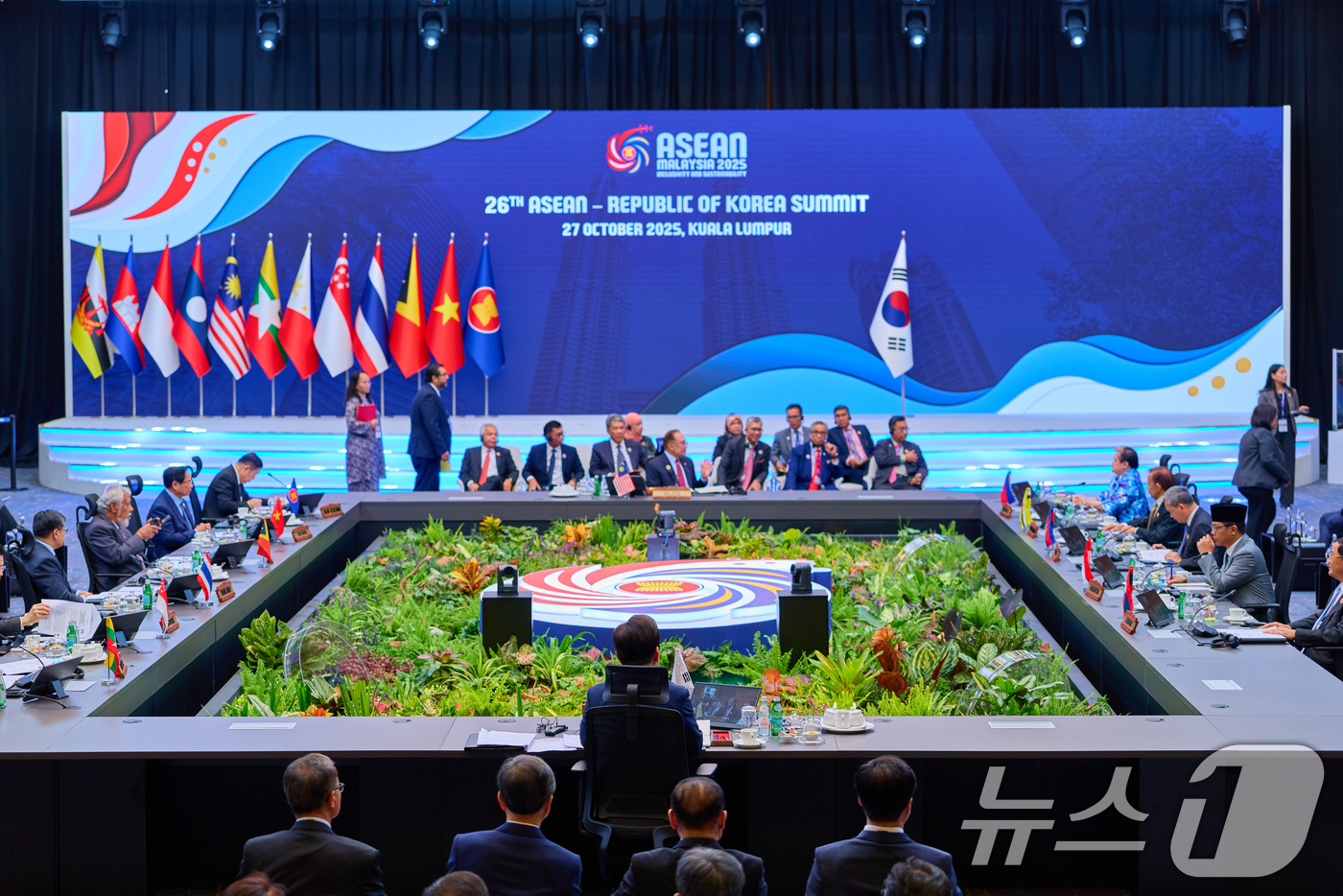 (서울=뉴스1) 허경 기자 = 이재명 대통령이 27일(현지 시간) 말레이시아 쿠알라룸푸르 컨벤션 센터에서 열린 한-아세안(ASEAN·동남아시아국가연합) 정상회의에서 발언하고 있다. …