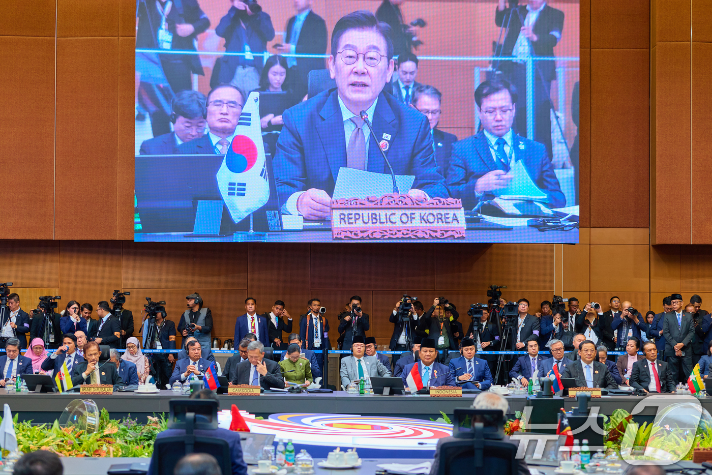 (서울=뉴스1) 허경 기자 = 이재명 대통령이 27일(현지 시간) 말레이시아 쿠알라룸푸르 컨벤션 센터에서 열린 한-아세안(ASEAN·동남아시아국가연합) 정상회의에서 발언하고 있다. …