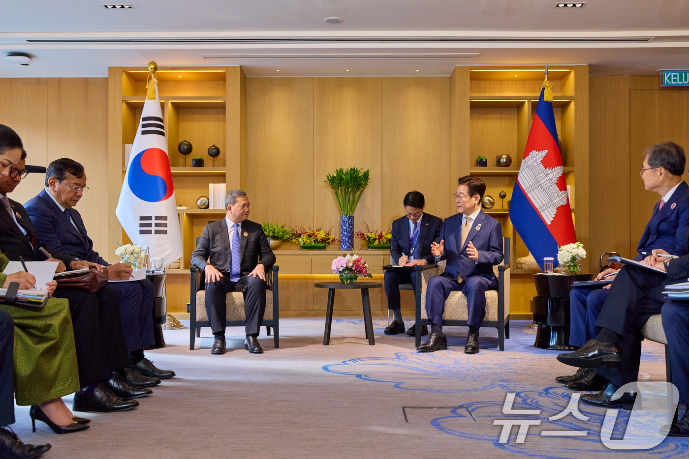 (서울=뉴스1) 허경 기자 = 이재명 대통령과 훈 마네트 캄보디아 총리가 지난 27일(현지 시간) 말레이시아 쿠알라룸푸르 한 호텔에서 정상회담에 한-캄보디아 정상회담을 하고 있다. …