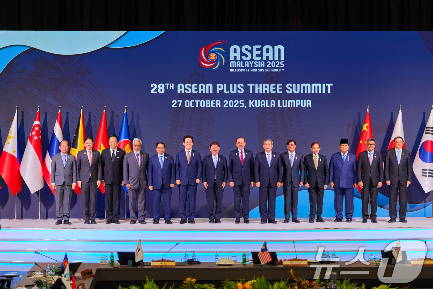 (서울=뉴스1) 허경 기자 = 이재명 대통령(왼쪽 여섯 번째)이 지난 27일(현지 시간) 말레이시아 쿠알라룸푸르 컨벤션 센터에서 열린 아세안+3(한중일) 정상회의에서 각국 참석자들 …