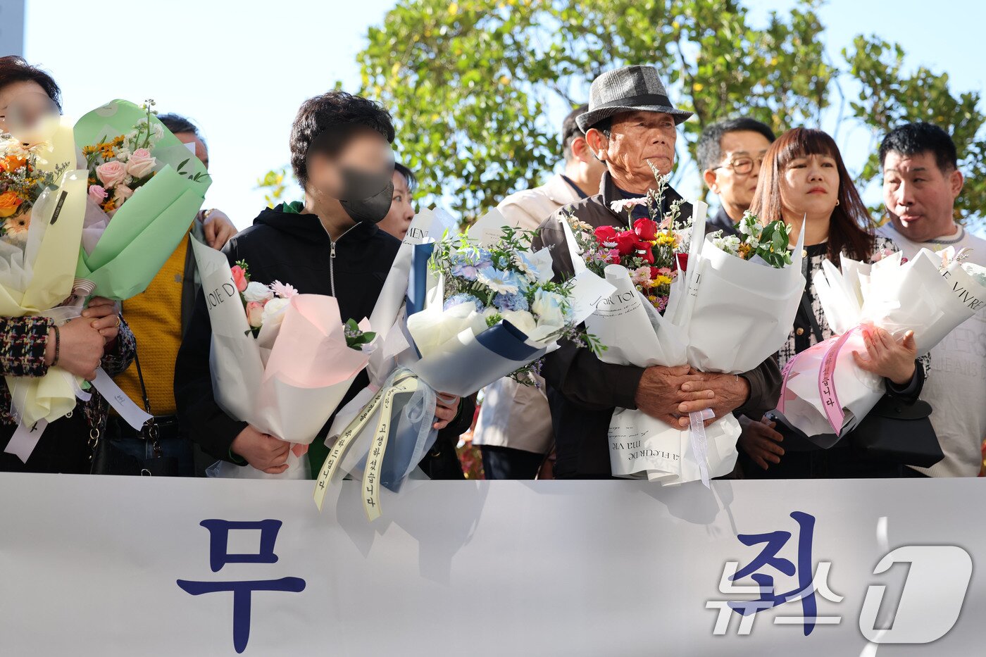 본문 이미지 - 28일 오후 광주고등법원에서 가족과 마을 주민을 살해한 혐의에 대해 재심 재판을 받은 '순천 청산가리 막걸리 살인사건'의 부녀가 16년 만에 '무죄'를 선고받은 후 발언하고 있다. 2025.10.28/뉴스1 ⓒ News1 박지현 기자