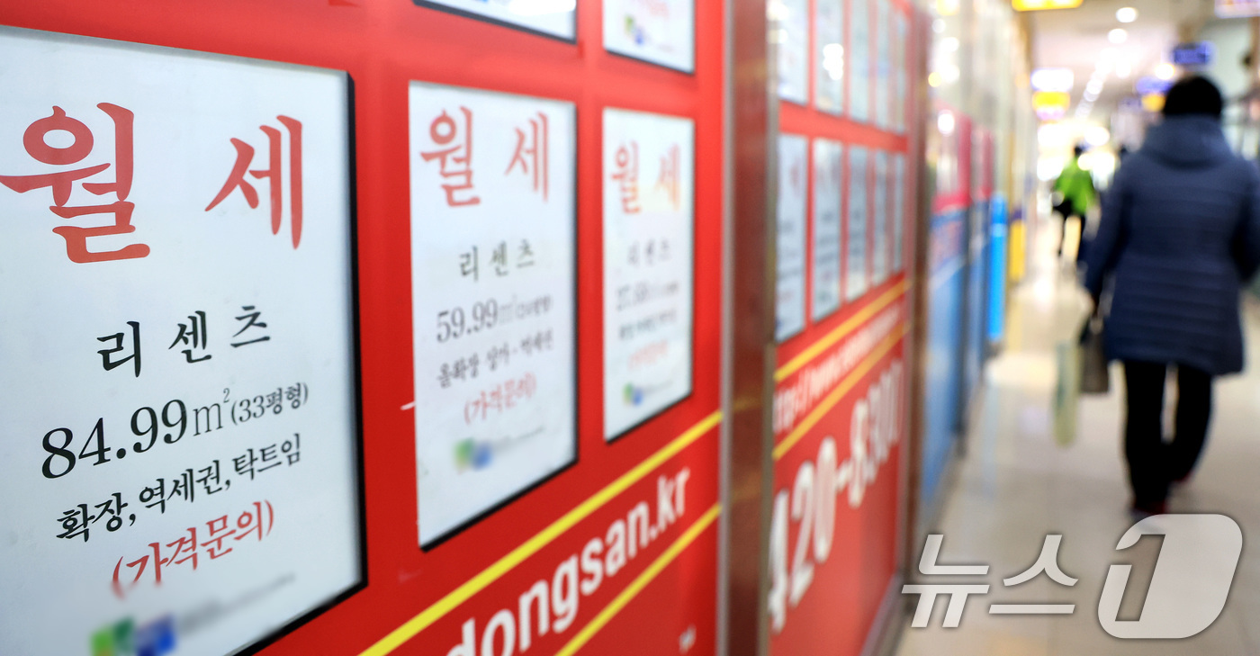 (서울=뉴스1) 이호윤 기자 = 10·15 부동산 대책으로 실거주 의무화가 되며 수도권 아파트 월세가격 상승률이 최근 10년간 최고치를 기록한 가운데 28일 서울 송파구 한 부동산 …