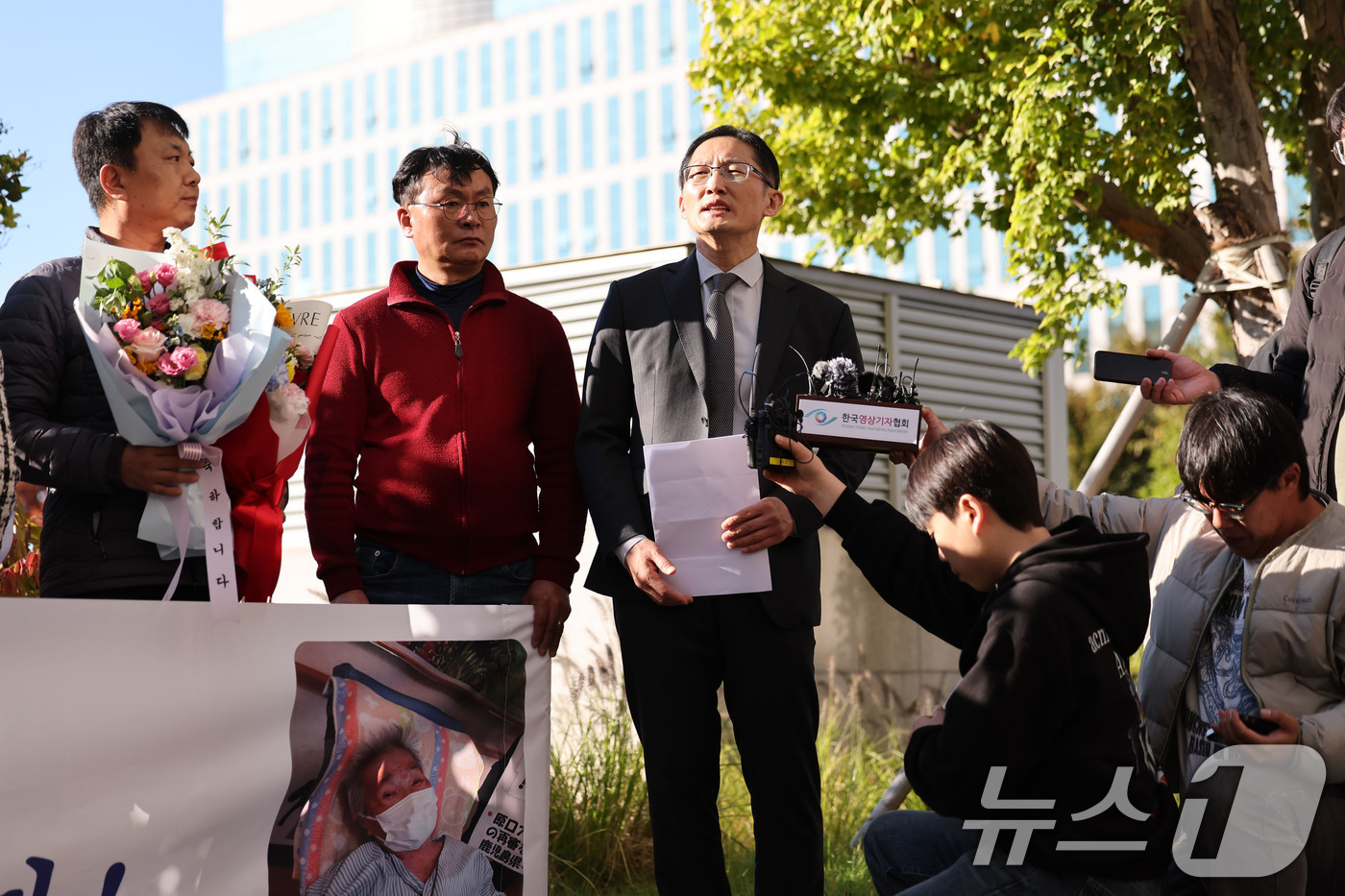 (광주=뉴스1) 박지현 기자 = 28일 오후 광주고등법원에서 가족과 마을 주민을 살해한 혐의에 대해 재심 재판을 받은 '순천 청산가리 막걸리 살인사건'의 부녀의 법률 대리인 박준여 …