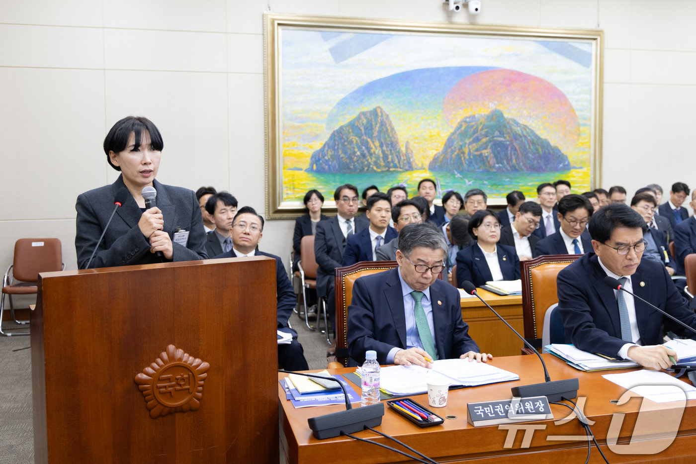 (서울=뉴스1) 이승배 기자 = 권범순 팀플러스 재무이사가 28일 서울 여의도 국회에서 열린 정무위원회의 국가보훈부 등에 대한 국정감사에 증인으로 출석해 의원 질의에 답변하고 있다 …