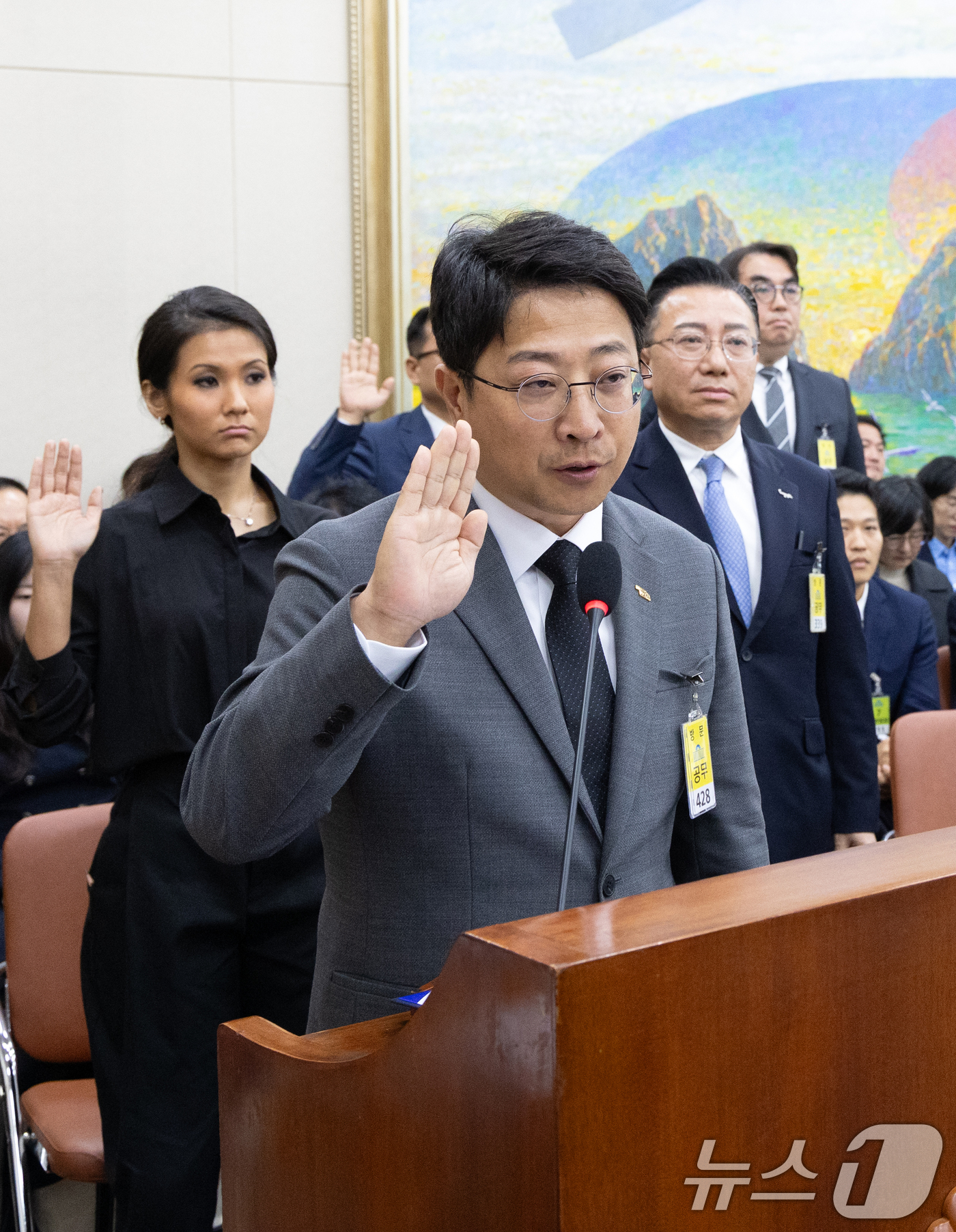 (서울=뉴스1) 이승배 기자 = 권오성 현대위아 대표이사가 28일 서울 여의도 국회에서 열린 정무위원회의 국가보훈부 등에 대한 국정감사에 출석해 증인선서하고 있다. 2025.10. …