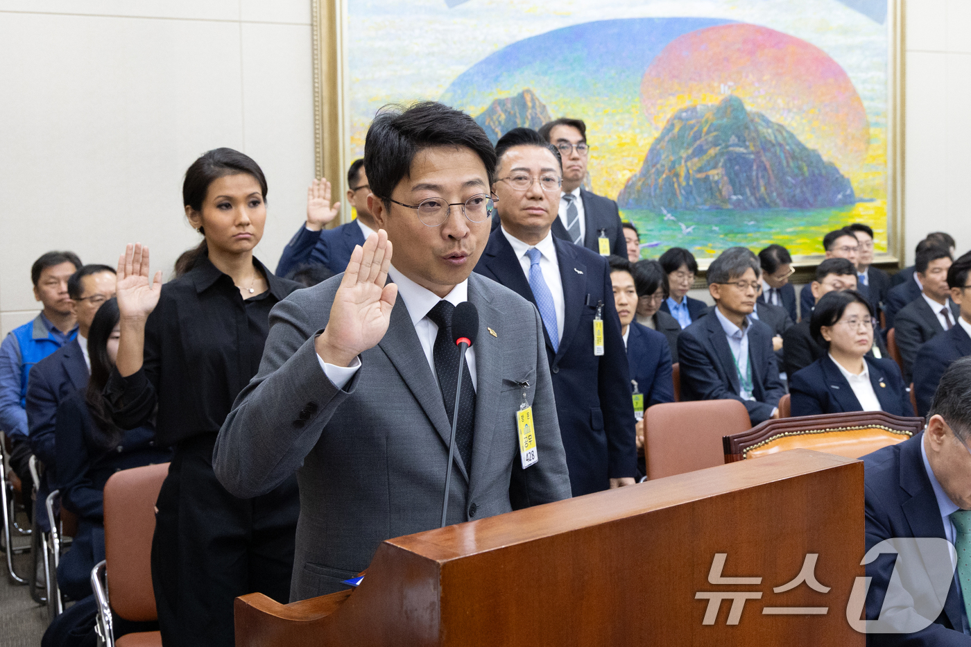 (서울=뉴스1) 이승배 기자 = 권오성 현대위아 대표이사가 28일 서울 여의도 국회에서 열린 정무위원회의 국가보훈부 등에 대한 국정감사에 출석해 증인선서하고 있다. 2025.10. …
