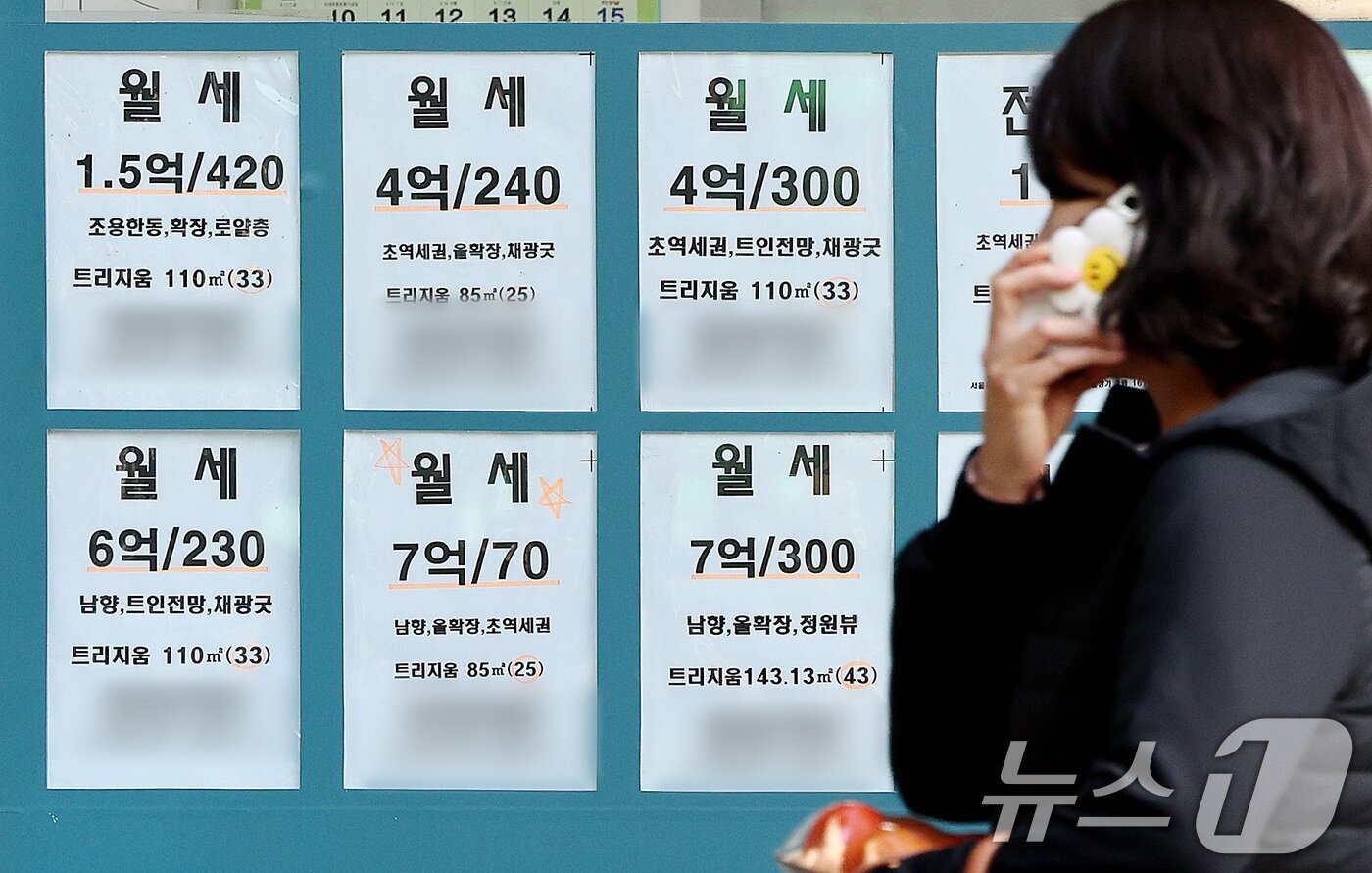 본문 이미지 - 10·15 부동산 대책으로 실거주 의무화가 되며 수도권 아파트 월세가격 상승률이 최근 10년간 최고치를 기록한 가운데 28일 서울 송파구 한 부동산에 월세 안내문이 붙어있다. 분양평가 전문회사 리얼하우스가 국민은행 월간 시계열 자료를 분석한 결과 올 1∼9월 기준 수도권 아파트 월세 상승률은 6.27%로 집계됐다. 2025.10.28/뉴스1 ⓒ News1 이호윤 기자