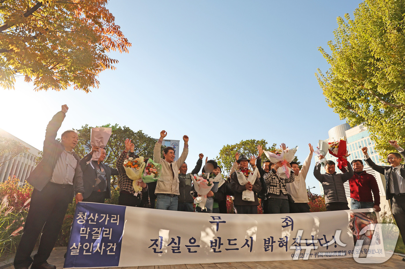 (광주=뉴스1) 박지현 기자 = 28일 오후 광주고등법원에서 가족과 마을 주민을 살해한 혐의에 대해 재심 재판을 받은 '순천 청산가리 막걸리 살인사건'의 부녀가 16년 만에 '무죄 …