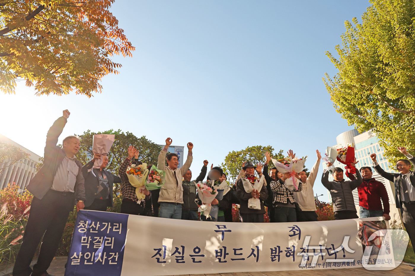 (광주=뉴스1) 박지현 기자 = 28일 오후 광주고등법원에서 가족과 마을 주민을 살해한 혐의에 대해 재심 재판을 받은 '순천 청산가리 막걸리 살인사건'의 부녀가 16년 만에 '무죄 …