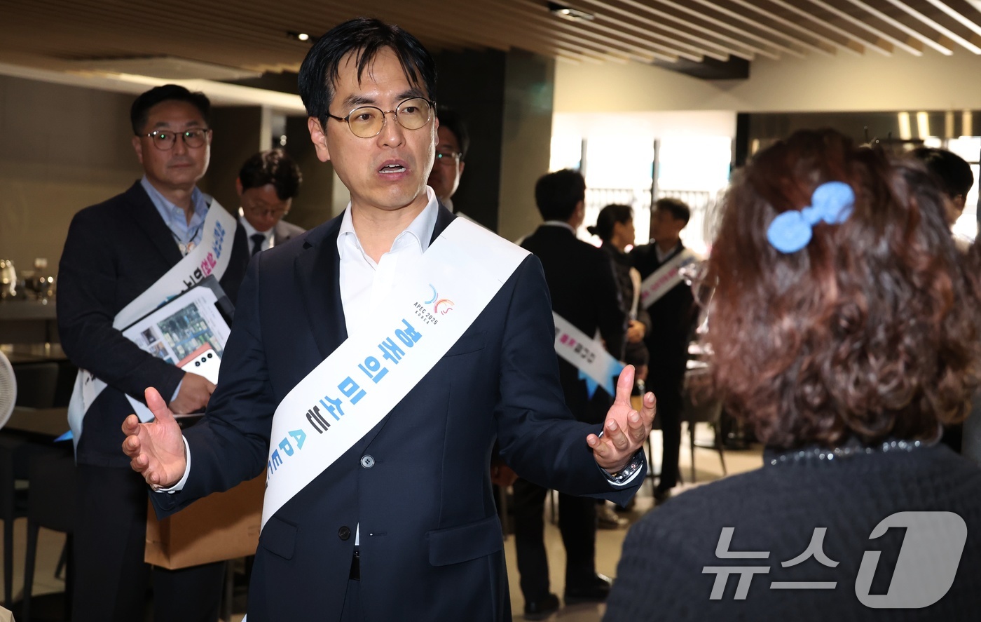 (서울=뉴스1) = 김민재 행정안전부 차관이 28일 경주시 황리단길 외식업소를 방문해 APEC 정상회의를 앞두고 숙박·외식업소의 바가지요금 예방 현장점검을 하고 있다. (행정안전부 …