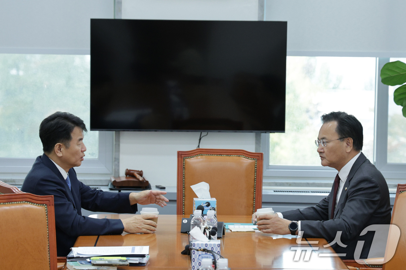 (서울=뉴스1) 신웅수 기자 = 문진석 더불어민주당 원내수석(왼쪽)과 유상범 국민의힘 원내수석이 28일 서울 여의도 국회에서 여야 원내수석 회동을 하고 있다. 2025.10.28/ …