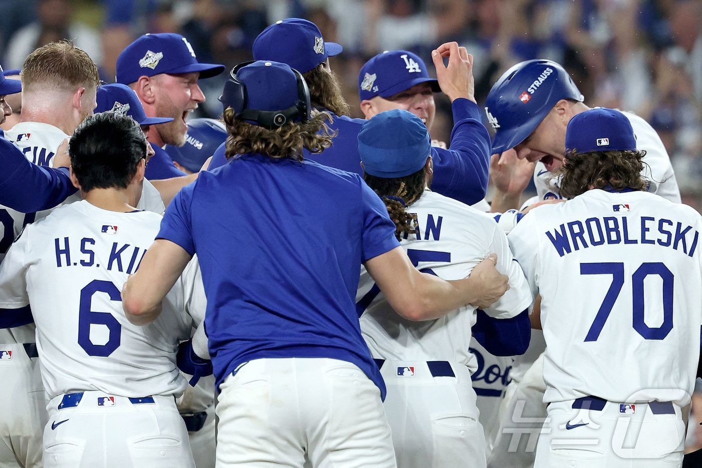 본문 이미지 - 다저스 선수들이 끝내기 홈런을 친 프리먼과 기뻐하고 있다. ⓒ AFP=뉴스1