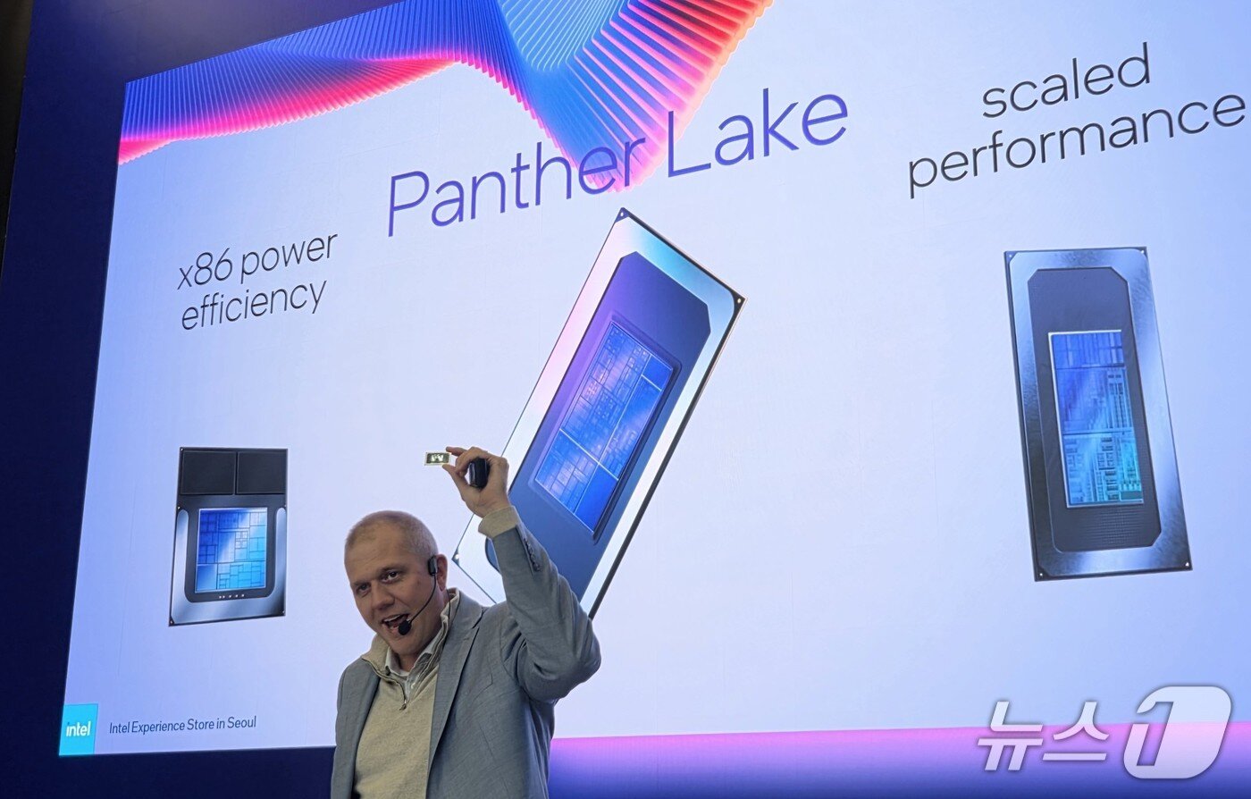 본문 이미지 - 그렉 언스트 인텔 세일즈마케팅 총괄이 서울 강남역 오퍼스 407 빌딩에서 열린 인텔 익스피리언스 팝업 스토어-서울 론칭 기자간담회서 발언하고 있다. 2025.10.28 뉴스1 ⓒNews1 김민석 기자