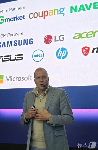 본문 이미지 - 그렉 언스트 인텔 세일즈마케팅 총괄이 서울 강남역 오퍼스 407 빌딩에서 열린 인텔 익스피리언스 팝업 스토어-서울 론칭 기자간담회서 발언하고 있다. 2025.10.28 뉴스1 ⓒNews1 김민석 기자