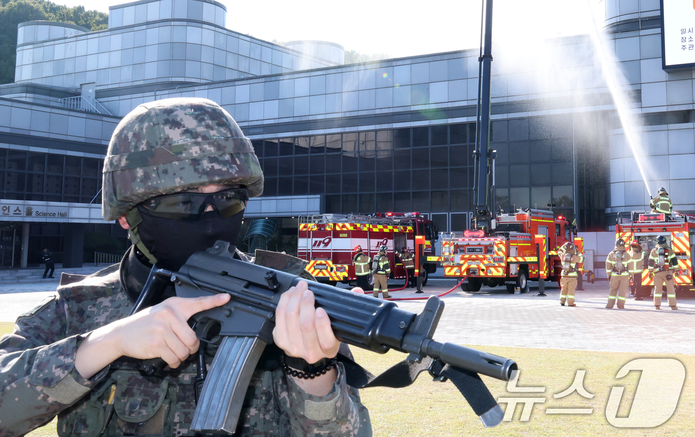 (대전=뉴스1) 김기태 기자 = 28일 대전 유성구 국립중앙과학관에서 ‘2025 재난대응 안전한국훈련’을 실시하고 있다.이번 훈련은 재난 발생 시 신속한 대응과 기관 간 협력 체계 …