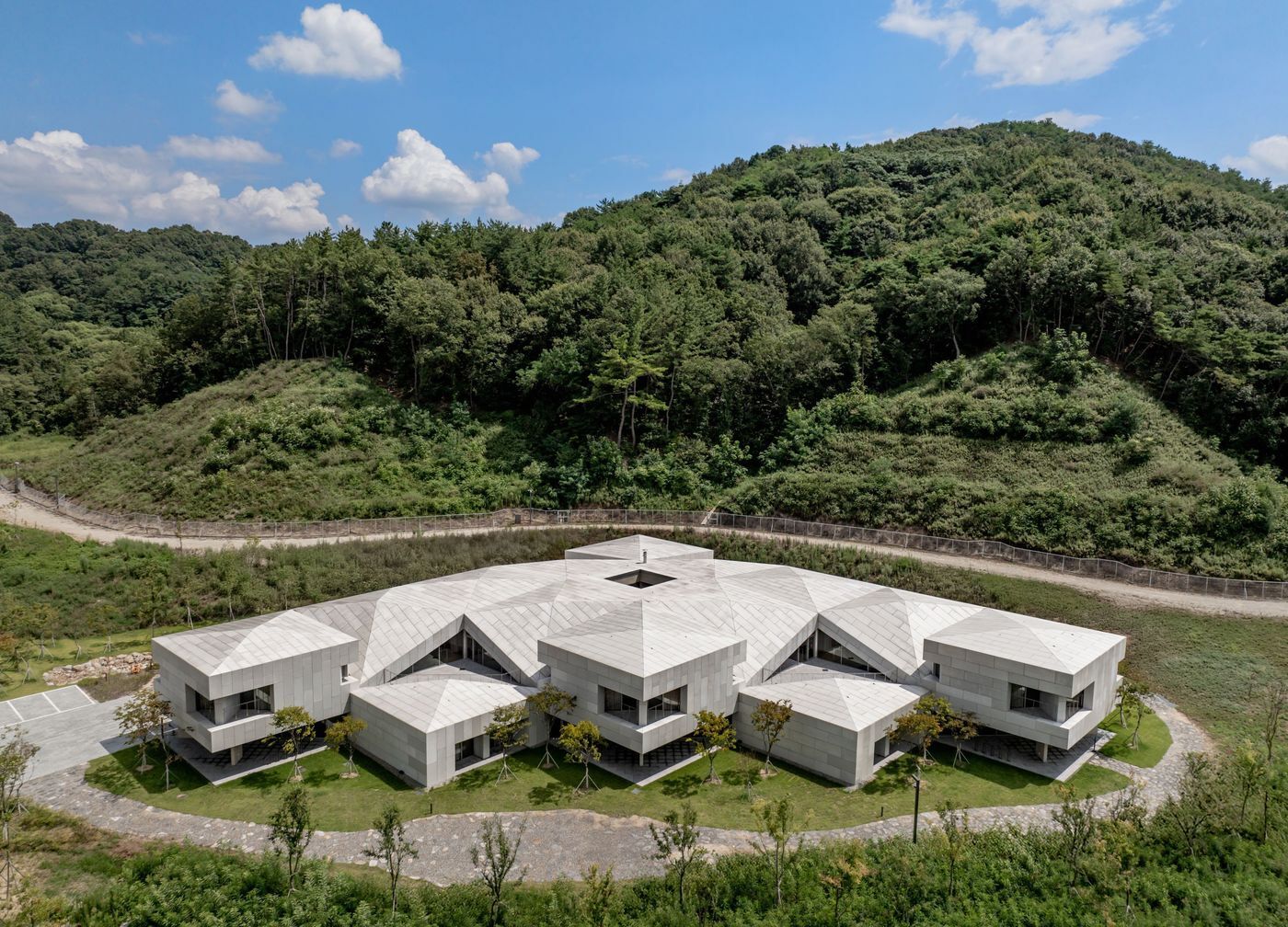 본문 이미지 - 네이버의 자체 데이터센터 '각 세종' 전경 (네이버 제공)