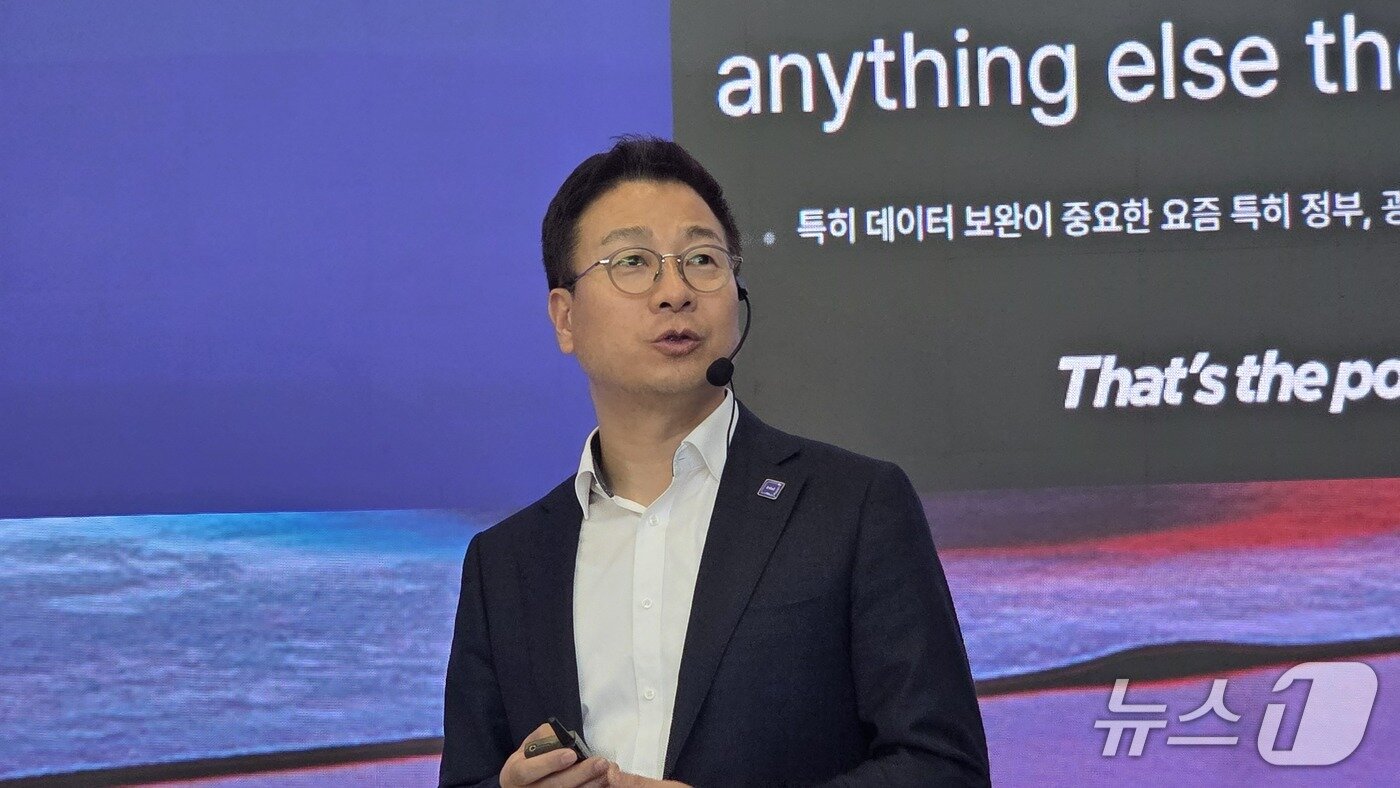 본문 이미지 - 배태원 인텔코리아 대표이사 사장이 울 강남역 오퍼스 407 빌딩에서 열린 인텔 익스피리언스 팝업 스토어-서울 론칭 기자간담회서 발언하고 있다. 2025.10.28 뉴스1 ⓒNews1 김민석 기자