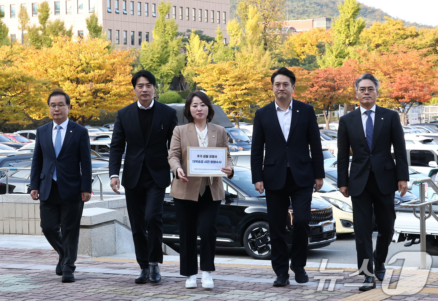 (과천=뉴스1) 김성진 기자 = 한준호 더불어민주당 정치검찰 조작기소대응특위 위원장을 비롯한 의원들이 28일 경기도 정부과천청사 법무부 앞에서 이화영 전 경기도 부지사에 대한 검찰 …