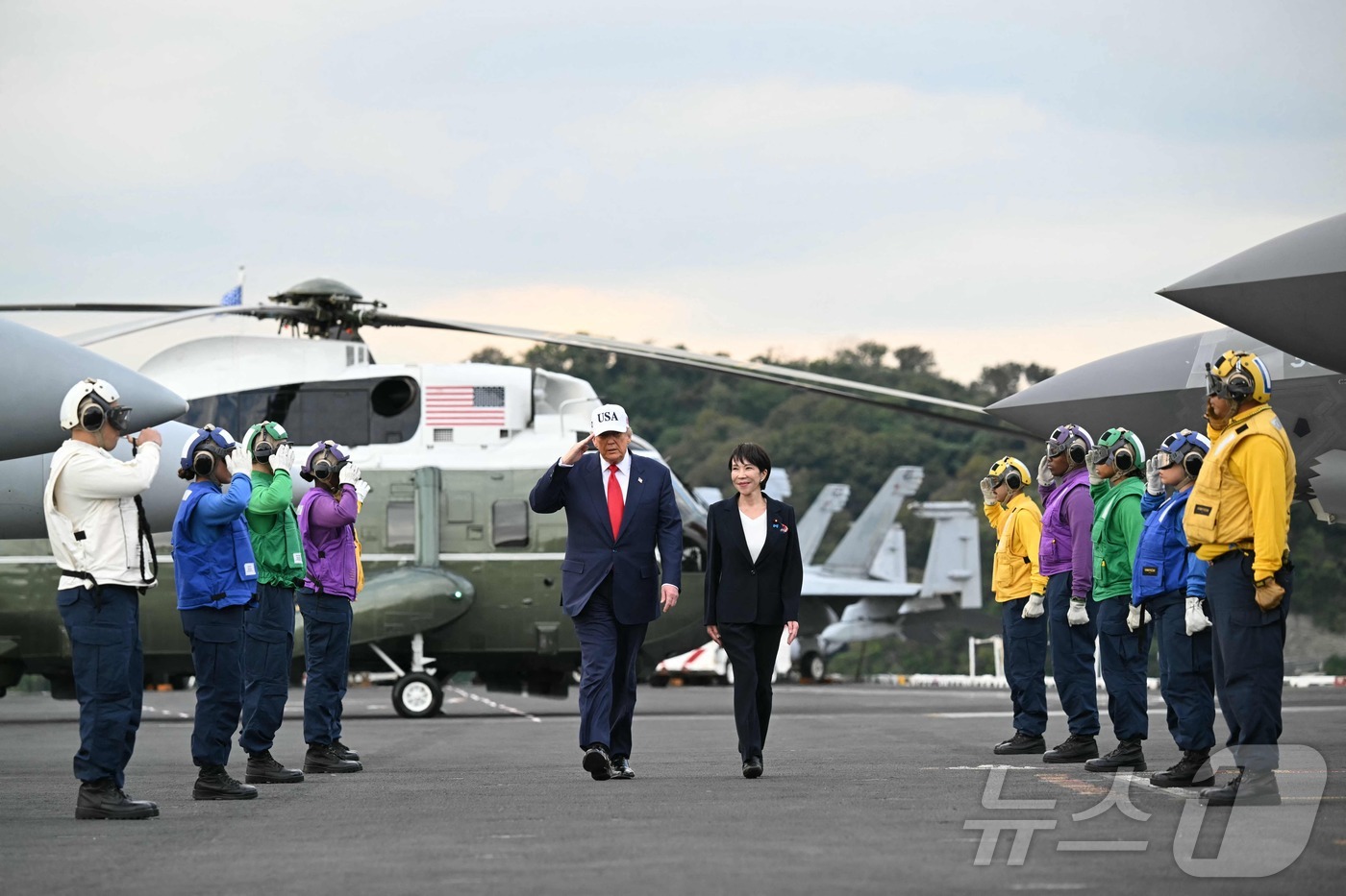 (요코스카 AFP=뉴스1) 최종일 선임기자 = 도널드 트럼프 미국 대통령과 다카이치 사나에 일본 총리가 28일 일본 가나가와현 요코스카 미군 기지에 정박중인 미 해군 항공모함 조지 …