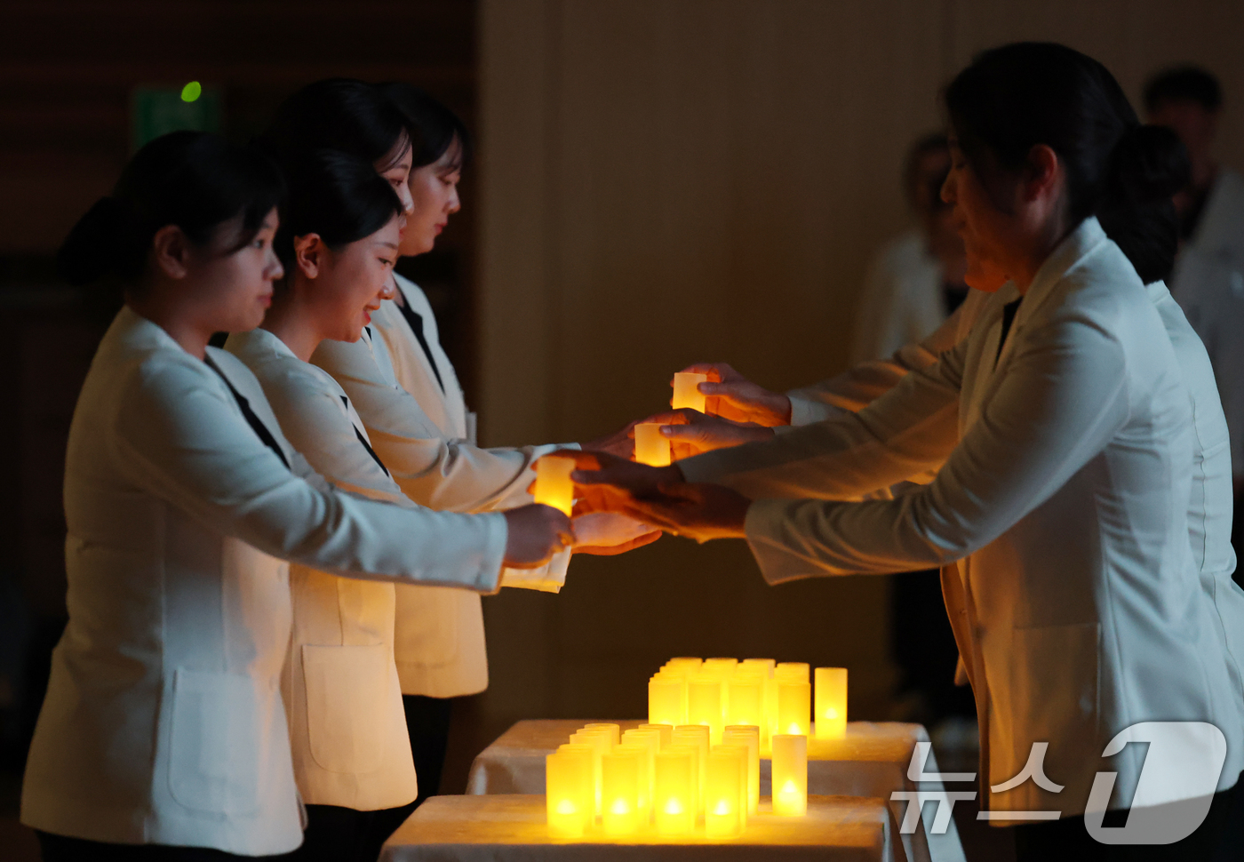 (수원=뉴스1) 김영운 기자 = 28일 경기 수원시 영통구 아주대학교에서 열린 제27회 나이팅게일 선서식에서 내년 임상실습을 앞둔 간호대학 2학년 학생들이 촛불의식을 하고 있다. …