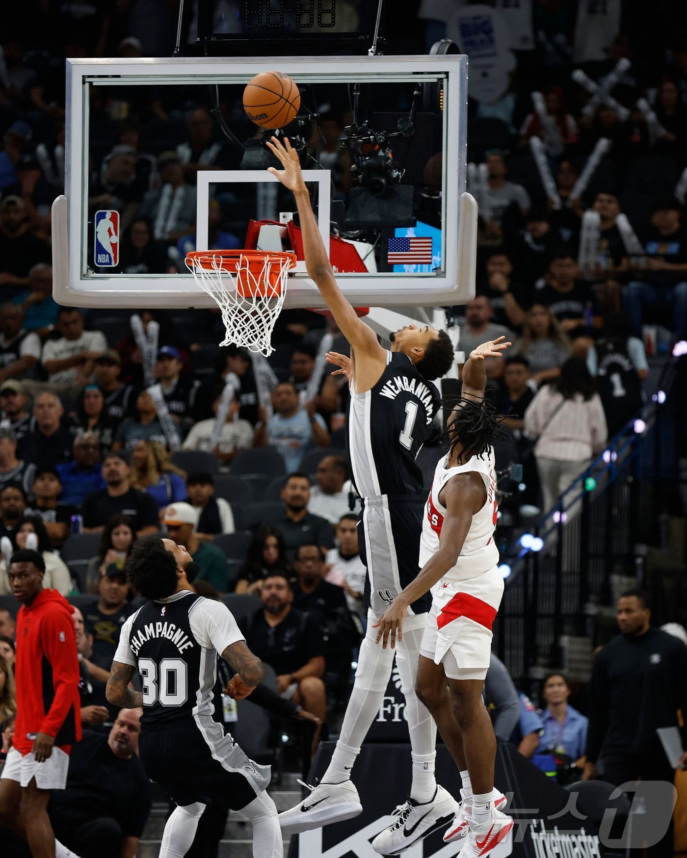 본문 이미지 - NBA 샌안토니오의 웸반야마가 토론토와 경기에서 슛을 하고 있다.ⓒ AFP=뉴스1