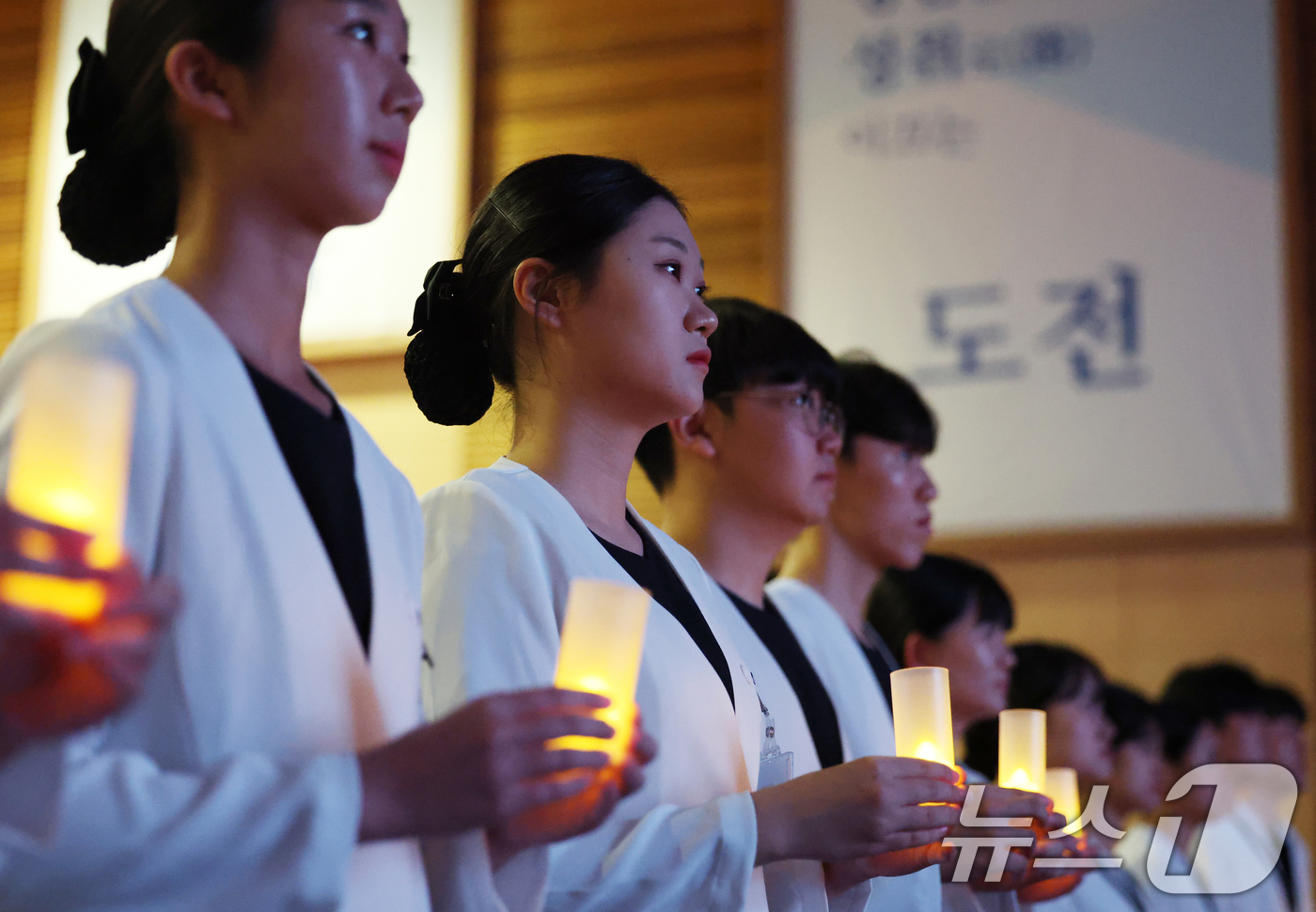 (수원=뉴스1) 김영운 기자 = 28일 경기 수원시 영통구 아주대학교에서 열린 제27회 나이팅게일 선서식에서 내년 임상실습을 앞둔 간호대학 2학년 학생들이 촛불의식을 하고 있다. …