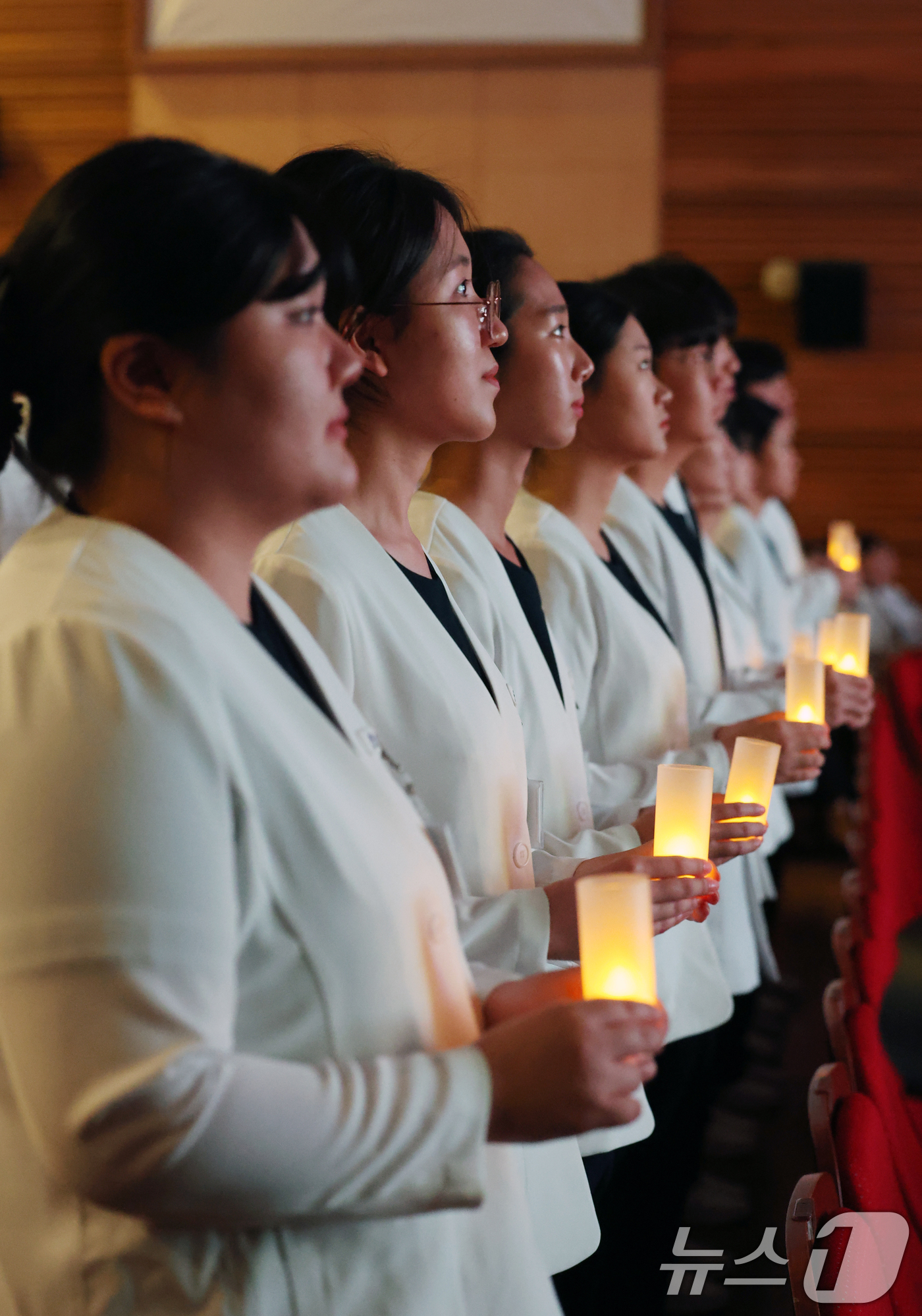 (수원=뉴스1) 김영운 기자 = 28일 경기 수원시 영통구 아주대학교에서 열린 제27회 나이팅게일 선서식에서 내년 임상실습을 앞둔 간호대학 2학년 학생들이 촛불의식을 하고 있다. …