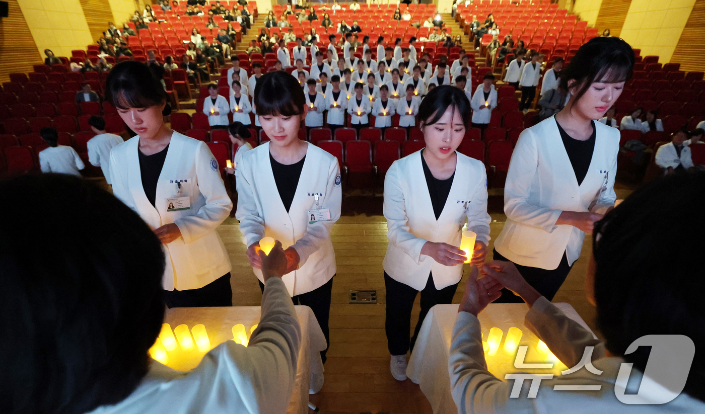 (수원=뉴스1) 김영운 기자 = 28일 경기 수원시 영통구 아주대학교에서 열린 제27회 나이팅게일 선서식에서 내년 임상실습을 앞둔 간호대학 2학년 학생들이 촛불의식을 하고 있다. …