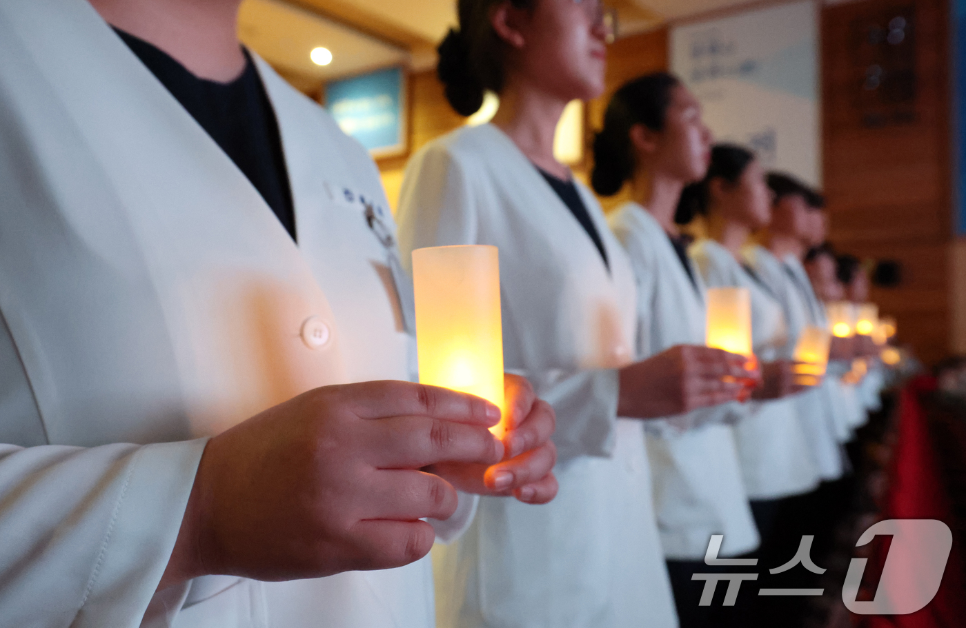 (수원=뉴스1) 김영운 기자 = 28일 경기 수원시 영통구 아주대학교에서 열린 제27회 나이팅게일 선서식에서 내년 임상실습을 앞둔 간호대학 2학년 학생들이 촛불의식을 하고 있다. …