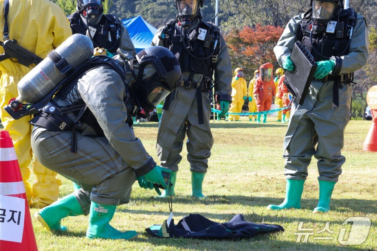 본문 이미지 - 대청공원에서 ‘2025년 대전 대덕구 생물테러 대비·대응 현장훈련’을 실시하고 있다.(대덕구 제공. 재판매 및 DB금지)/뉴스1