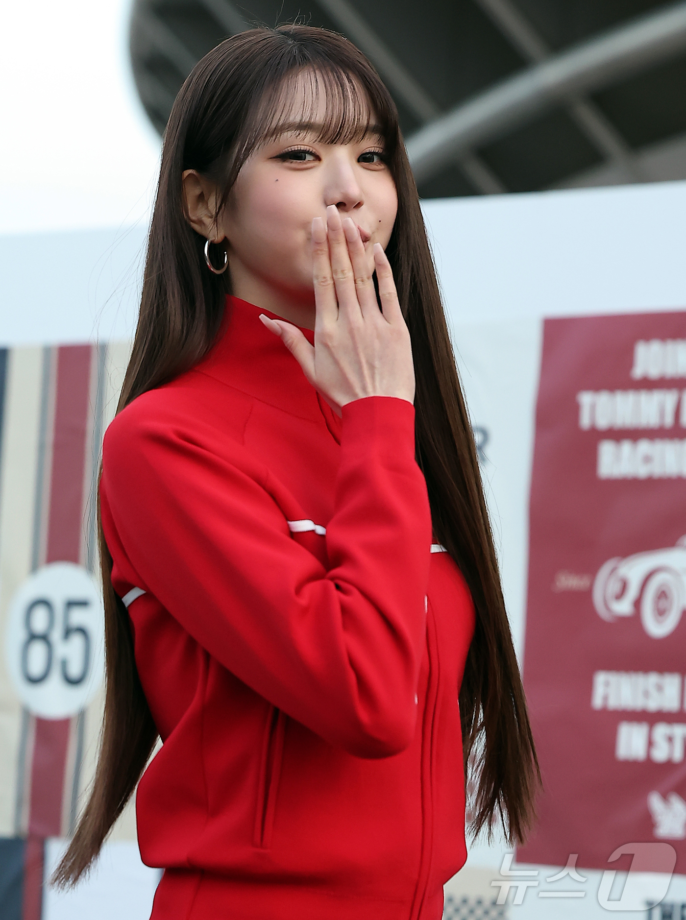 (서울=뉴스1) 김진환 기자 = 아이브 장원영이 28일 오후 서울 강남구 코엑스에서 열린 더 힐피거 레이싱 클럽 포토월에 참석해 포즈를 취하고 있다. 2025.10.28/뉴스1