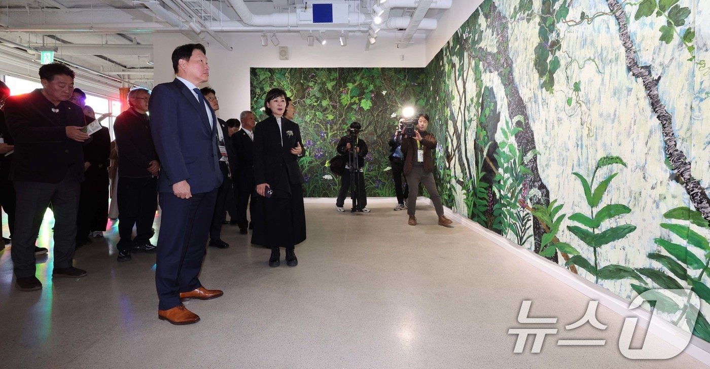 (경주=뉴스1) 박지혜 기자 = 최태원 SK그룹 겸 대한상공회의소 회장이 28일 경상북도 경주시 사정동 플레이스C 갤러리에서 열린 ‘APEC CEO SUMMIT 2025, 배우자 …