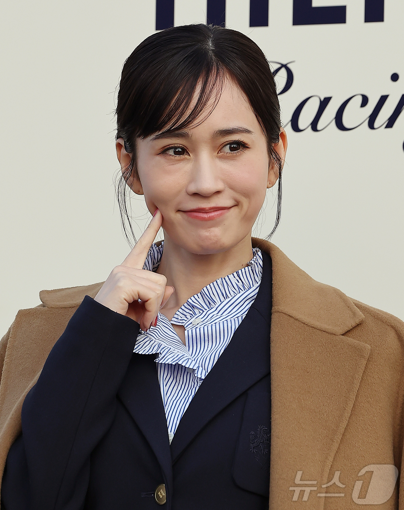 (서울=뉴스1) 김진환 기자 = 일본의 배우 겸 가수 마에다 아츠코가 28일 오후 서울 강남구 코엑스에서 열린 더 힐피거 레이싱 클럽 포토월에 참석해 포즈를 취하고 있다. 2025 …