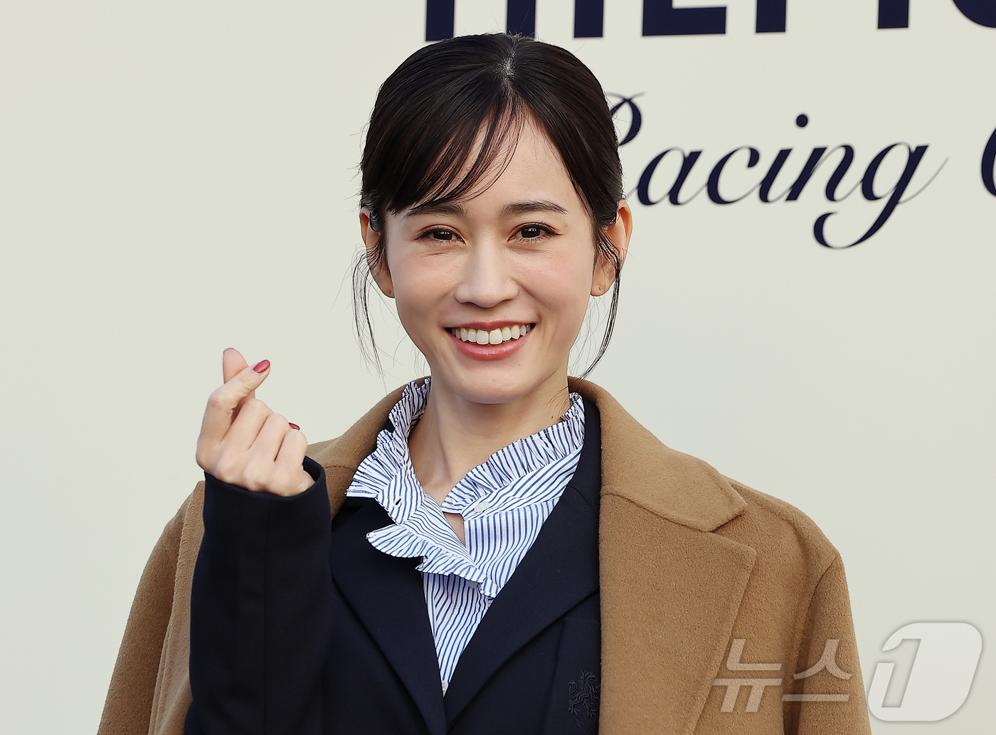 (서울=뉴스1) 김진환 기자 = 일본의 배우 겸 가수 마에다 아츠코가 28일 오후 서울 강남구 코엑스에서 열린 더 힐피거 레이싱 클럽 포토월에 참석해 포즈를 취하고 있다. 2025 …