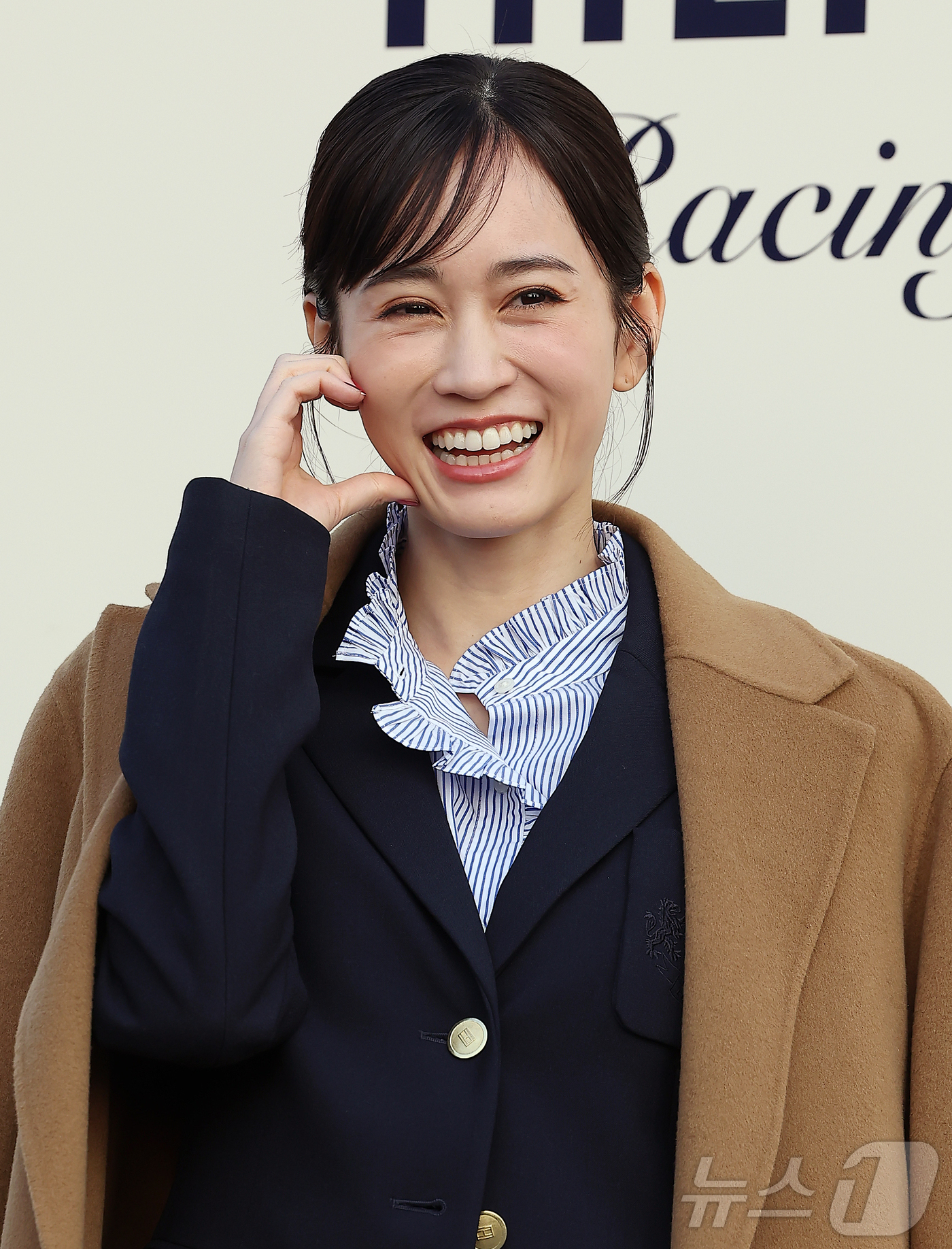 (서울=뉴스1) 김진환 기자 = 일본의 배우 겸 가수 마에다 아츠코가 28일 오후 서울 강남구 코엑스에서 열린 더 힐피거 레이싱 클럽 포토월에 참석해 포즈를 취하고 있다. 2025 …