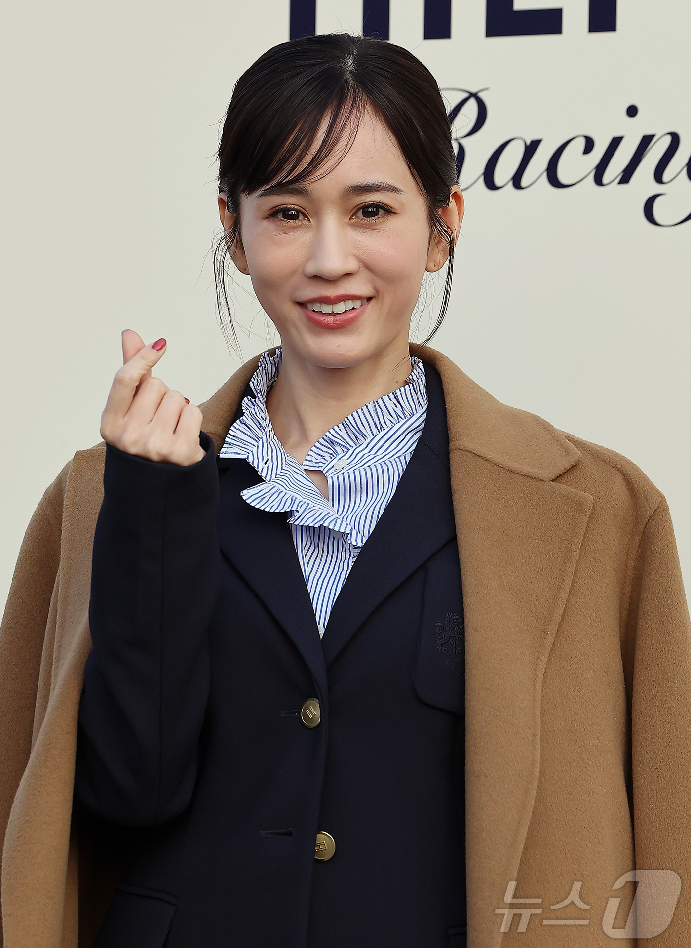 (서울=뉴스1) 김진환 기자 = 일본의 배우 겸 가수 마에다 아츠코가 28일 오후 서울 강남구 코엑스에서 열린 더 힐피거 레이싱 클럽 포토월에 참석해 포즈를 취하고 있다. 2025 …