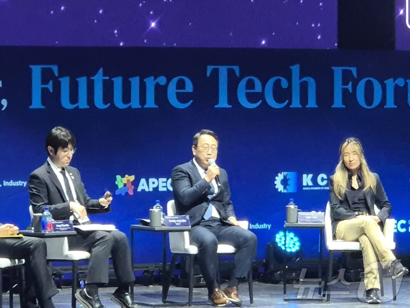 본문 이미지 - 유영상 SK텔레콤(SKT) 대표이사 사장이 28일 경북 경주엑스포대공원 문무홀에서 SK그룹 주관으로 열린 \'퓨처테크포럼 AI\'에서 가진 패널 토론에서 발언하고 있다.2025.10.28 ⓒ News1 최동현 기자