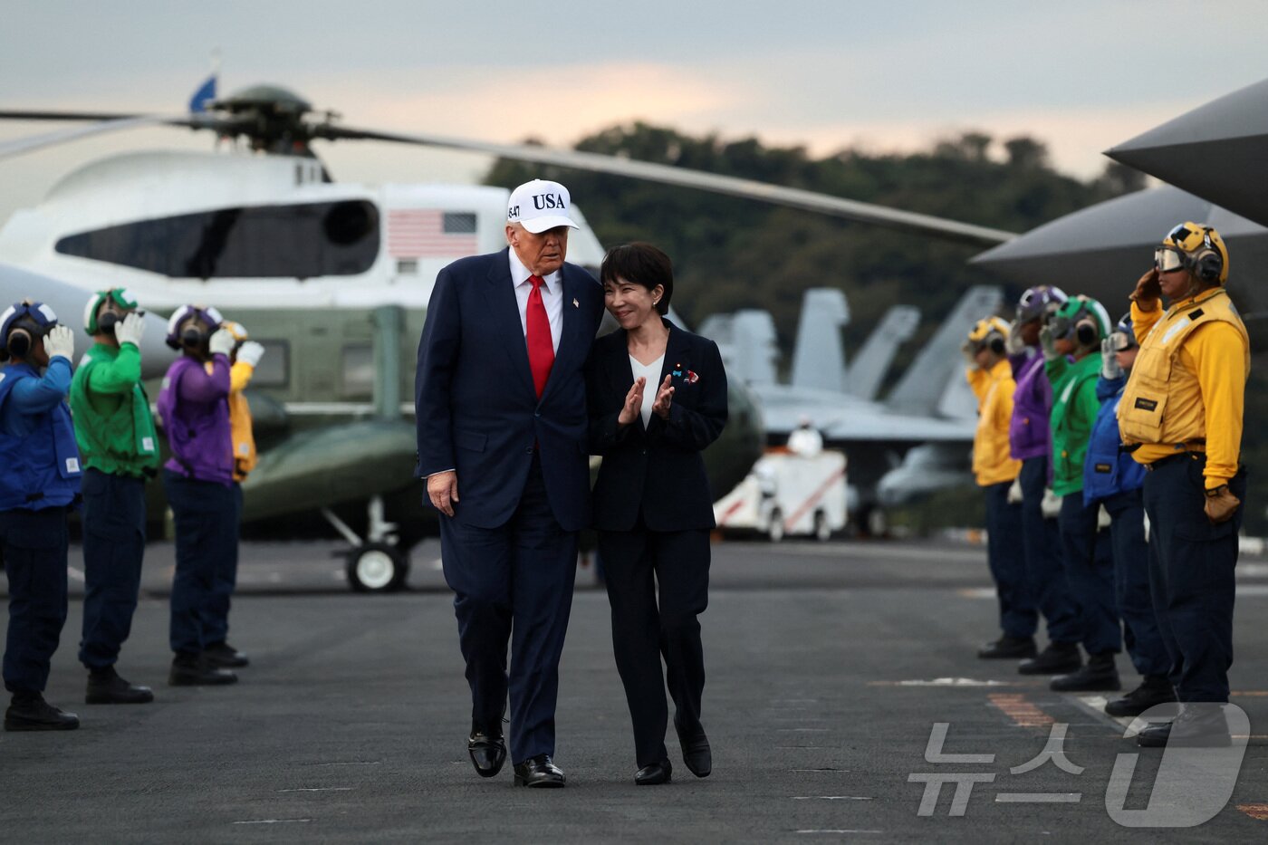 본문 이미지 - 28일 마린원&#40;미국 대통령 전용 헬기&#41;에 동승해 주일 미군 요코스카 기지에 도착한 도널드 트럼프 미 대통령과 다카이치 사나에 일본 총리. 2025.10.28 ⓒ 로이터=뉴스1 ⓒ News1 이지예 객원기자