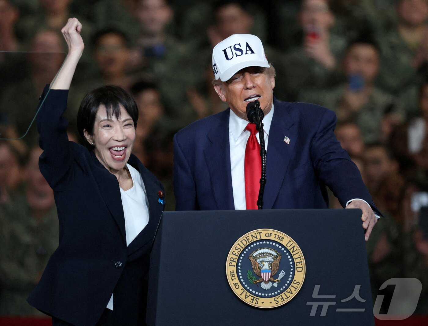 본문 이미지 -  도널드 트럼프 미 대통령(왼쪽)과 다카이치 사나에 일본 총리. 2025.10.28 ⓒ 로이터=뉴스1