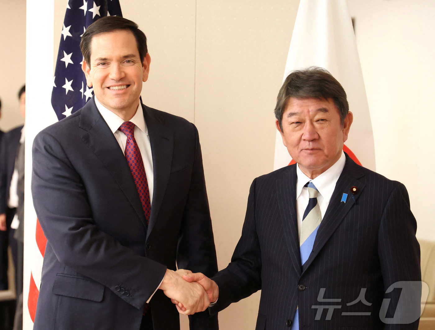 (도쿄 로이터=뉴스1) 강민경 기자 = 마코 루비오 미국 국무장관(왼쪽)이 28일 일본 도쿄 외무성 청사를 찾아 모테기 도시미쓰 일본 외무상과 회담 전 악수를 나누고 있다. 202 …