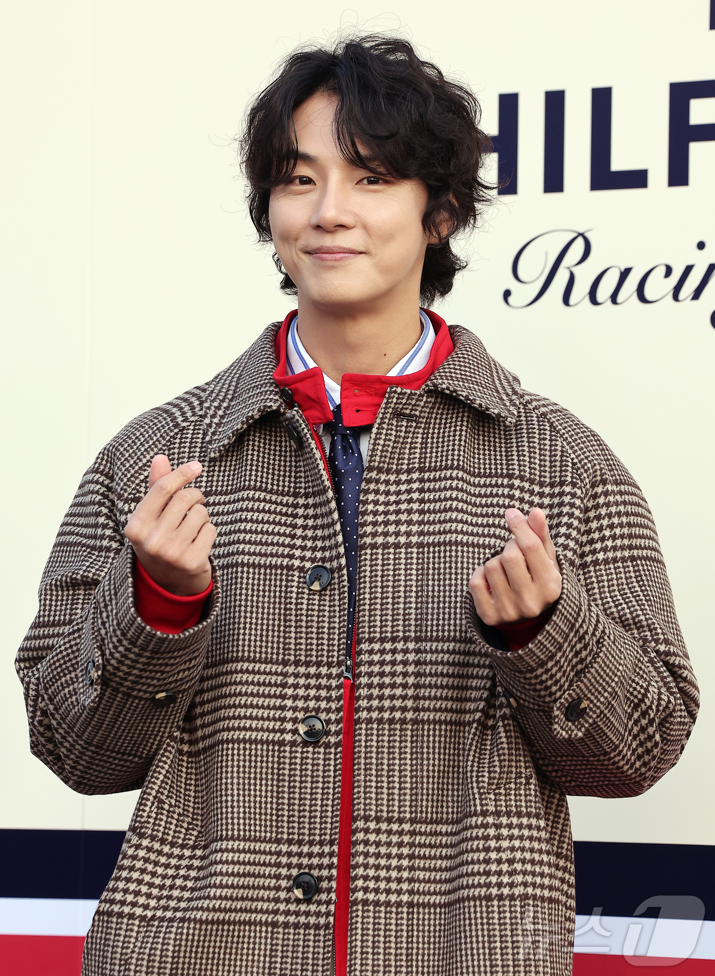 (서울=뉴스1) 김진환 기자 = 배우 윤시윤이 28일 오후 서울 강남구 코엑스에서 열린 더 힐피거 레이싱 클럽 포토월에 참석해 포즈를 취하고 있다. 2025.10.28/뉴스1