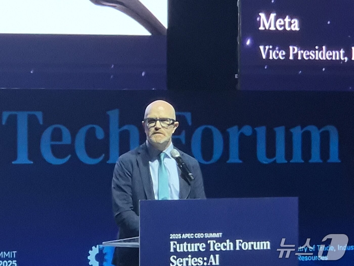 본문 이미지 - 메타와 레이밴이 협업해 만든 첫 스마트글래스 '레이밴메타'를 착용하고 강단에 선 사이먼 밀너 메타(Meta) 부사장. 2025.10.28/뉴스1 최동현 기자