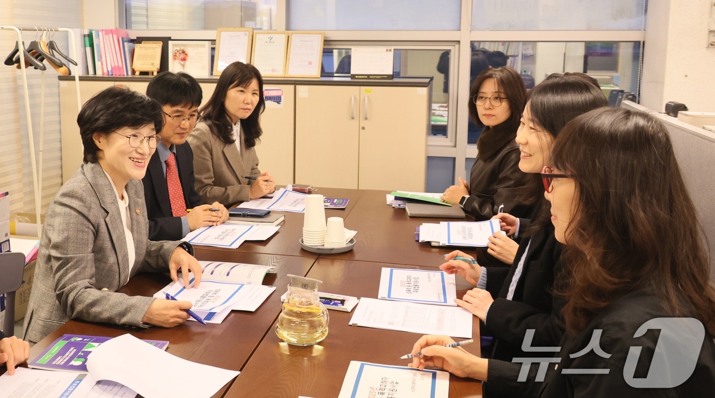 (서울=뉴스1) = 원민경 성평등가족부 장관이 28일 서울 강남구 한국성폭력위기센터를 방문해 폭력피해자 무료법률지원사업 현황을 점검하고 현장의견을 청취하고 있다. (성평등가족부 제 …