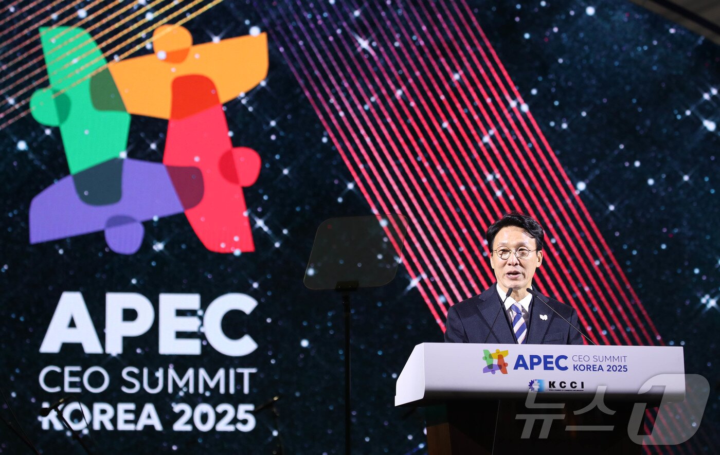 본문 이미지 - 김민석 국무총리가 28일 저녁 경주 화랑마을 어울마당에서 열린 ‘2025 APEC CEO 서밋’의 첫 번째 공식 행사인 환영 만찬에서 축사를 하고 있다. ‘2025 APEC CEO 서밋’은 이날 환영만찬을 시작으로 31일까지 나흘간 열린다. (대한상공회의소 제공. 재판매 및 DB 금지) 2025.10.28/뉴스1