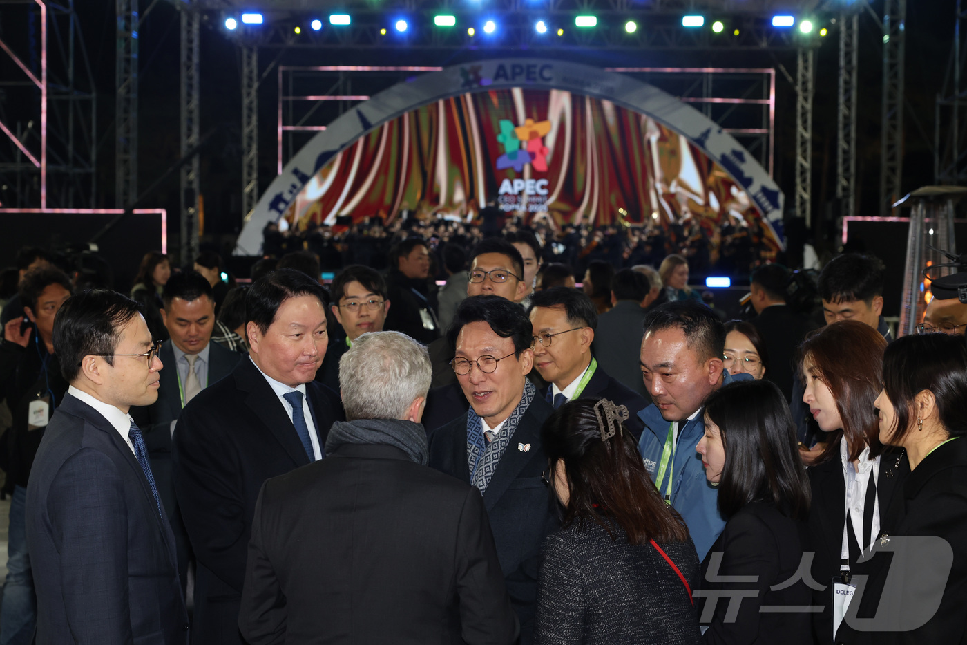 (서울=뉴스1) = 김민석 국무총리가 28일 경주 화랑마을 어울마당에서 열린 ‘2025 APEC CEO 서밋’의 첫 번째 공식 행사인 환영 만찬에서 관계자들과 인사를 하고 있다.‘ …