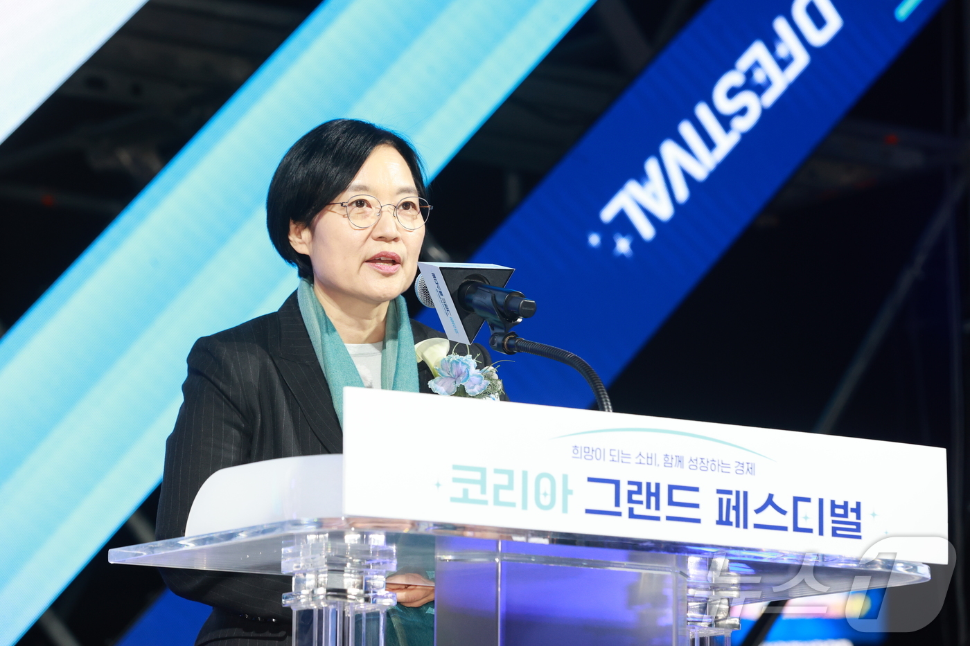 (서울=뉴스1) = 한성숙 중소벤처기업부 장관이 28일 광주 국립아시아문화전당에서 열린 '코리아 그랜드 페스티벌 개막행사'에서 개회사를 하고 있다. (중소벤처기업부 제공. 재판매 …